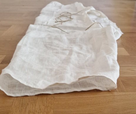 Benavslutet nere vid knät är en fållad tubände