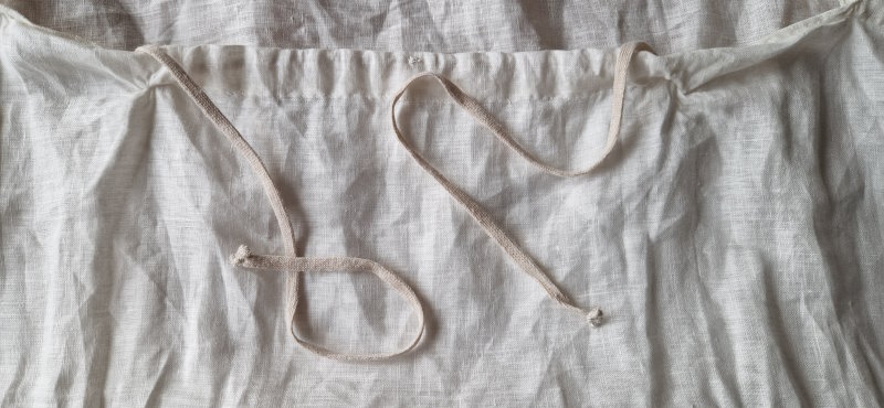 Snörningen är bär bara en kanal från höftgrop till höftgrop fram. Det ger fin sträckning av tyget vid rumpan och en bra ryschad påse på framsidan.