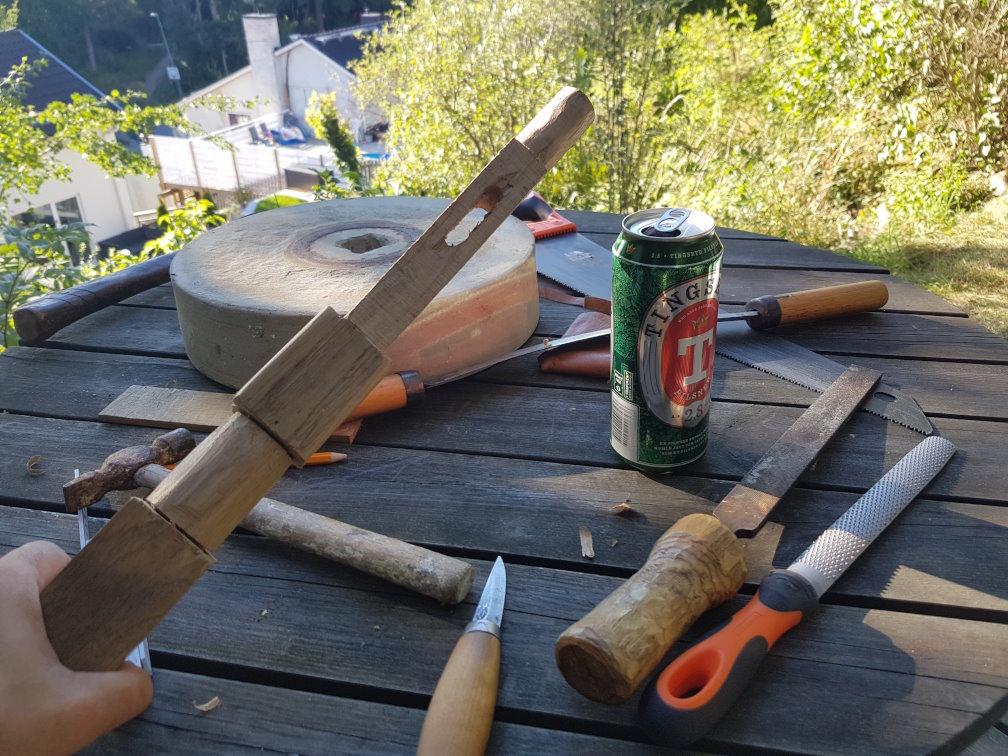 Crafting the dismountable handle