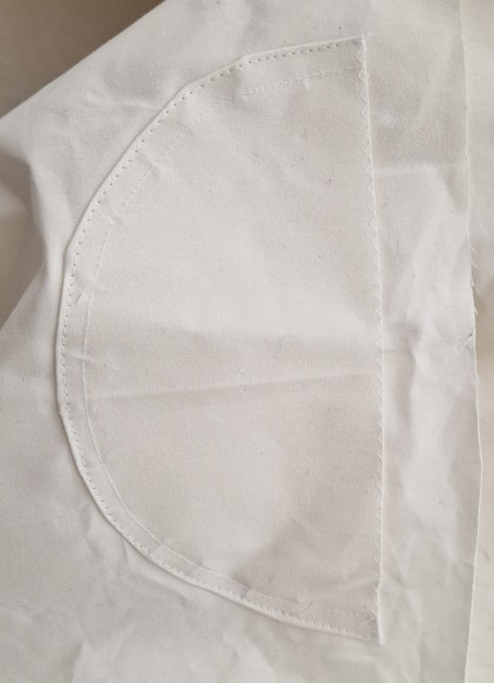 Sidoförstärkning påsydd. Notera den rejäla sömsmånen för fållning (3cm)