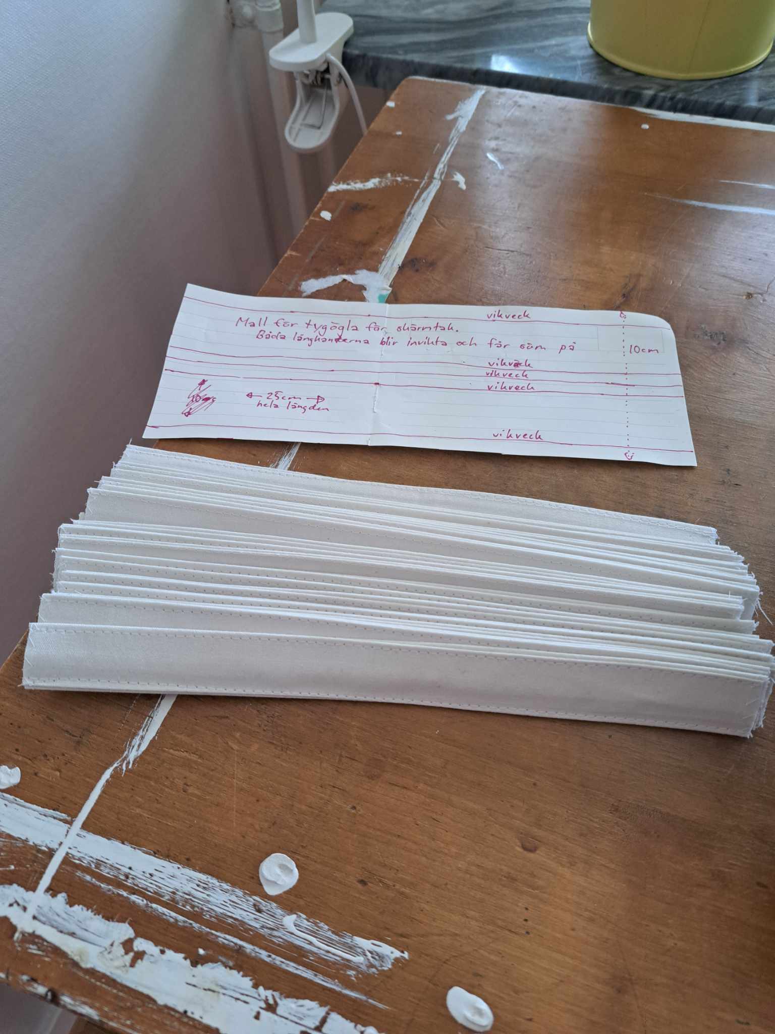 En massa stroppar till öglor färdigsydda